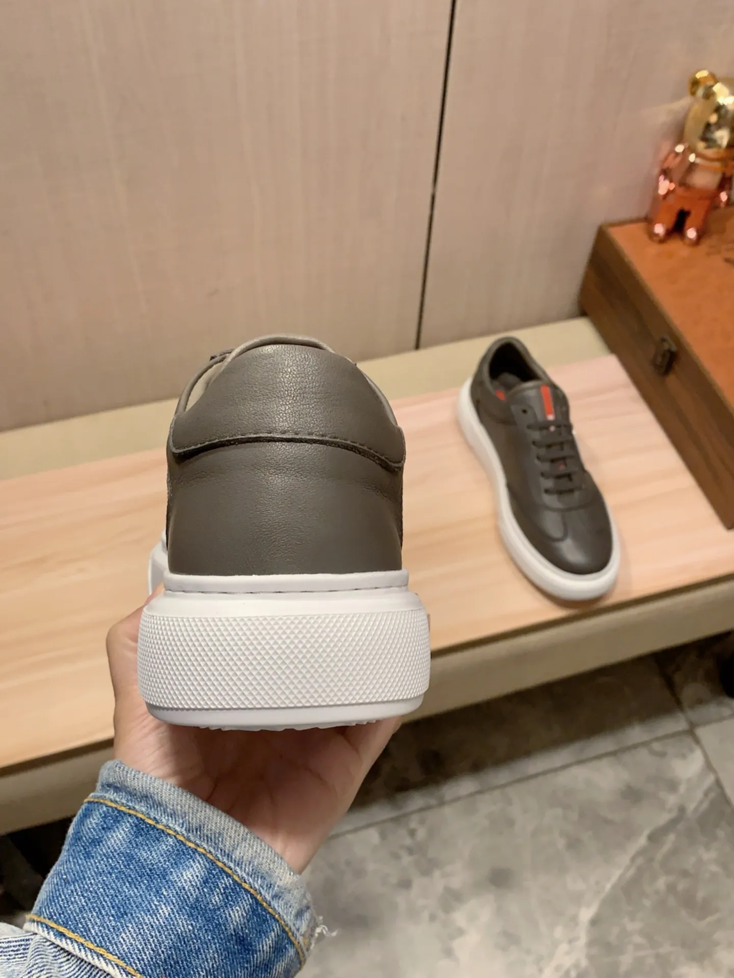 New model: Factory price: 460💰💰🎩🎩[Lightning][Lightning] "Prada Men's Shoes 💰pRADA*" The latest and most popular casual shoes, top brands [seduce] luxury~purchase, top~quality. [Strong] The upper is made of imported breathable and polished cowhide material ➕ Breathable sheepskin feet (•) with fine workmanship. The original stylish and stylish soft rubber wear-resistant and non-slip outsole is light and comfortable on the feet. The real thing looks better when photographed in person. 0186: code: 38-44, 4️⃣ colors selected